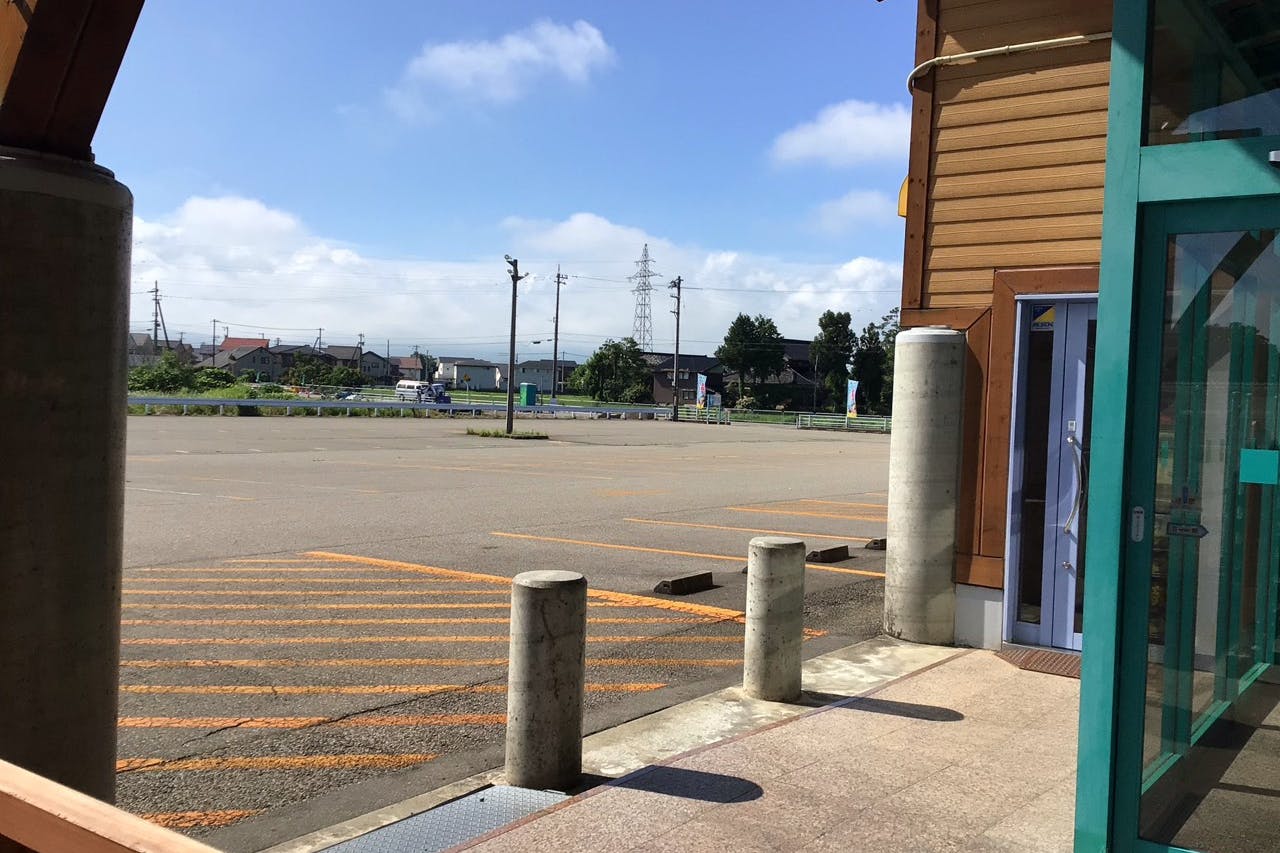 【ダイナム富山砺波店】キッチンカーでの出店に最適なアミューズメント施設のイベントスペース(出入口横)