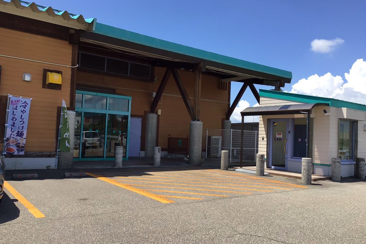 【ダイナム富山砺波店】キッチンカーでの出店に最適なアミューズメント施設のイベントスペース(出入口横)