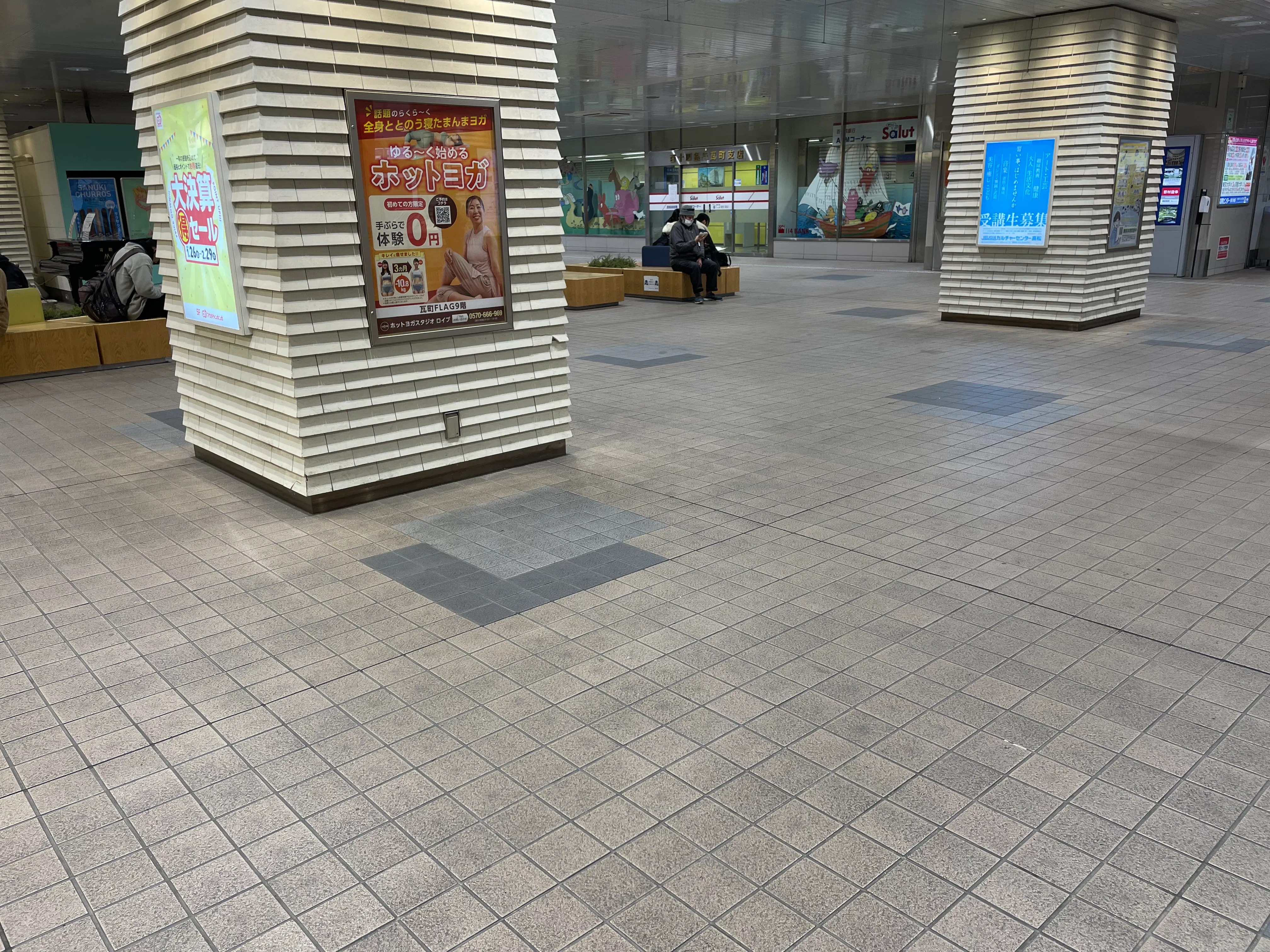 【瓦町駅直結/瓦町FLAG入口前柱】食物販やポップアップストアに最適な圧倒的な人流を誇る改札前コンコースイベントスペース ②瓦町駅2階コンコース瓦町FLAG入口前柱回り