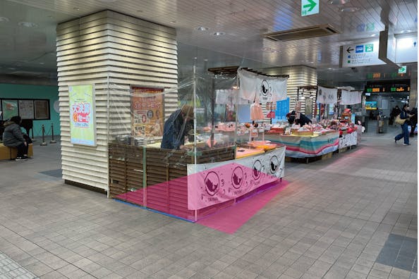 【瓦町駅直結/瓦町FLAG入口前柱】食物販やポップアップストアに最適な圧倒的な人流を誇る改札前コンコースイベントスペース ②瓦町駅2階コンコース瓦町FLAG入口前柱回り