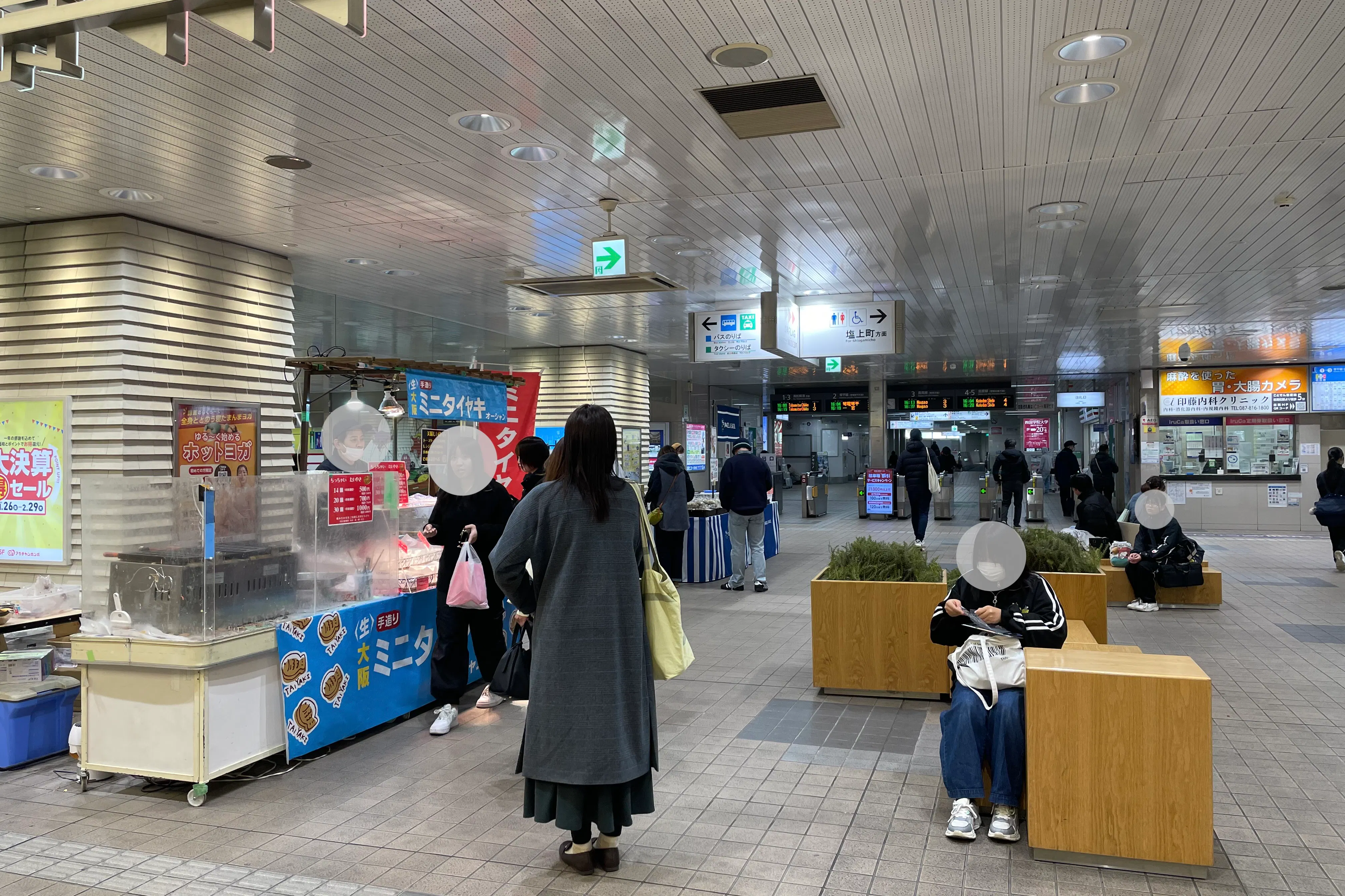 【瓦町駅直結/瓦町FLAG入口前柱】食物販やポップアップストアに最適な圧倒的な人流を誇る改札前コンコースイベントスペース ②瓦町駅2階コンコース瓦町FLAG入口前柱回り