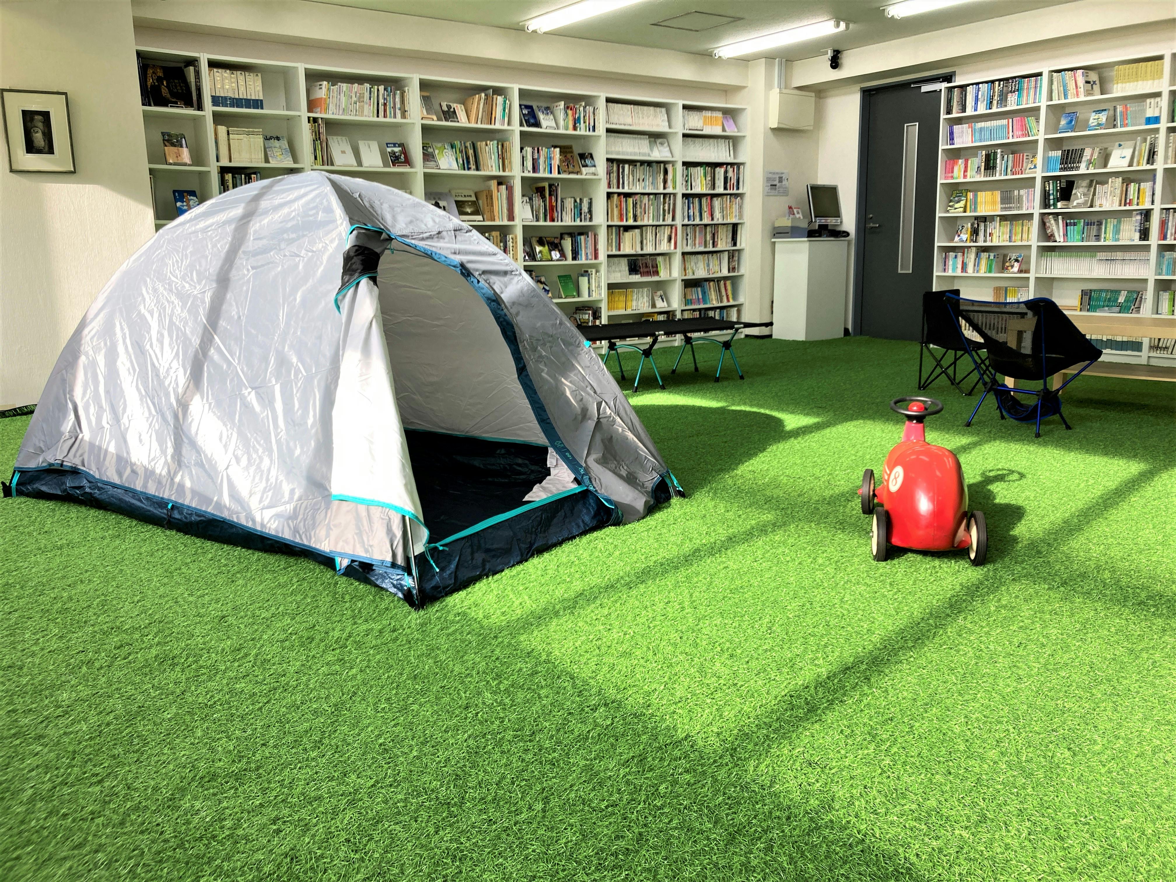 本に囲まれた屋内公園。芝生とテントの空間で天気を気にせず気分を変えて