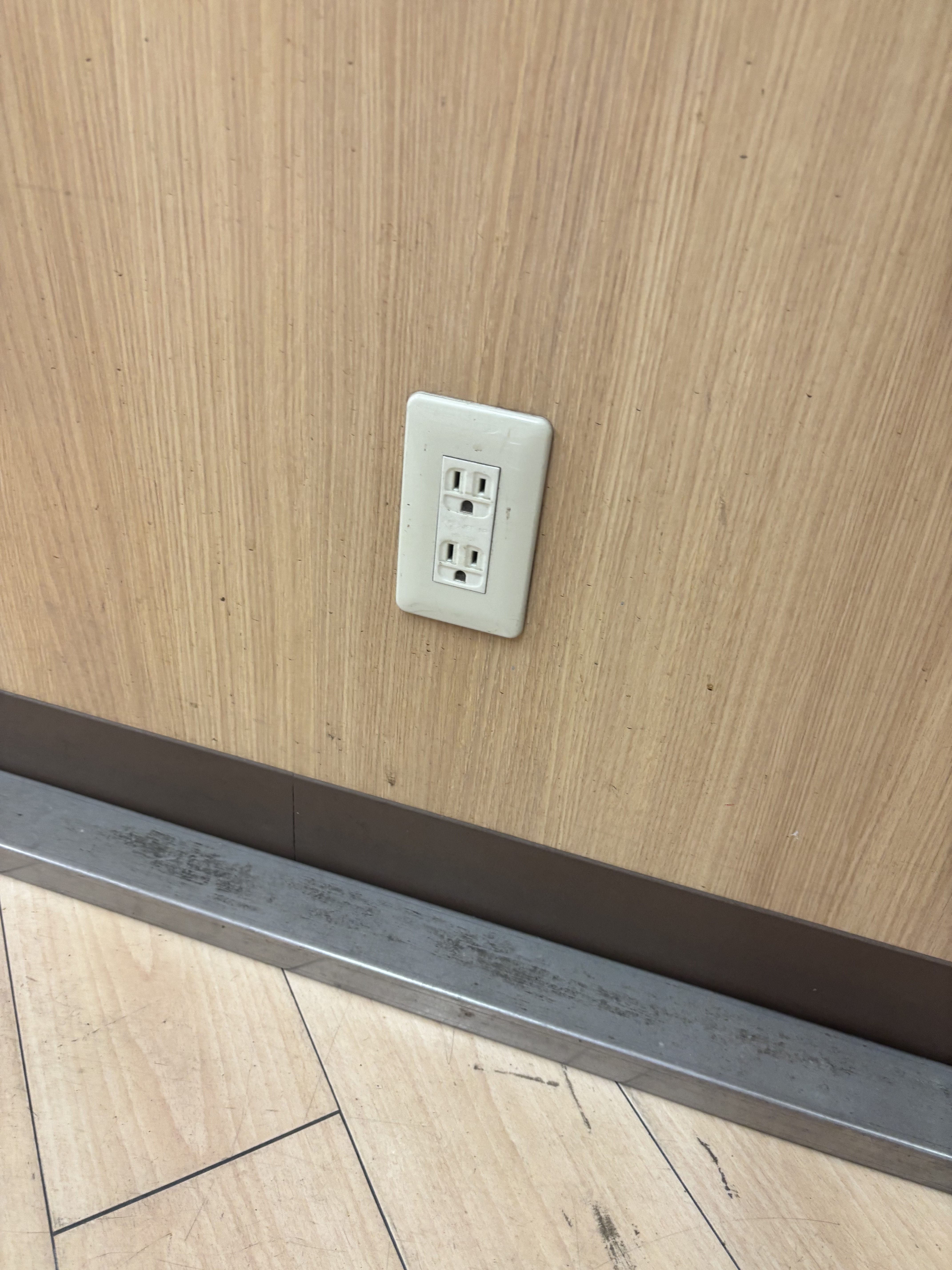 【スーパーまるまつ】プロモーションイベントや物販に最適！地域密着型スーパー入口すぐの屋内風除室スペース