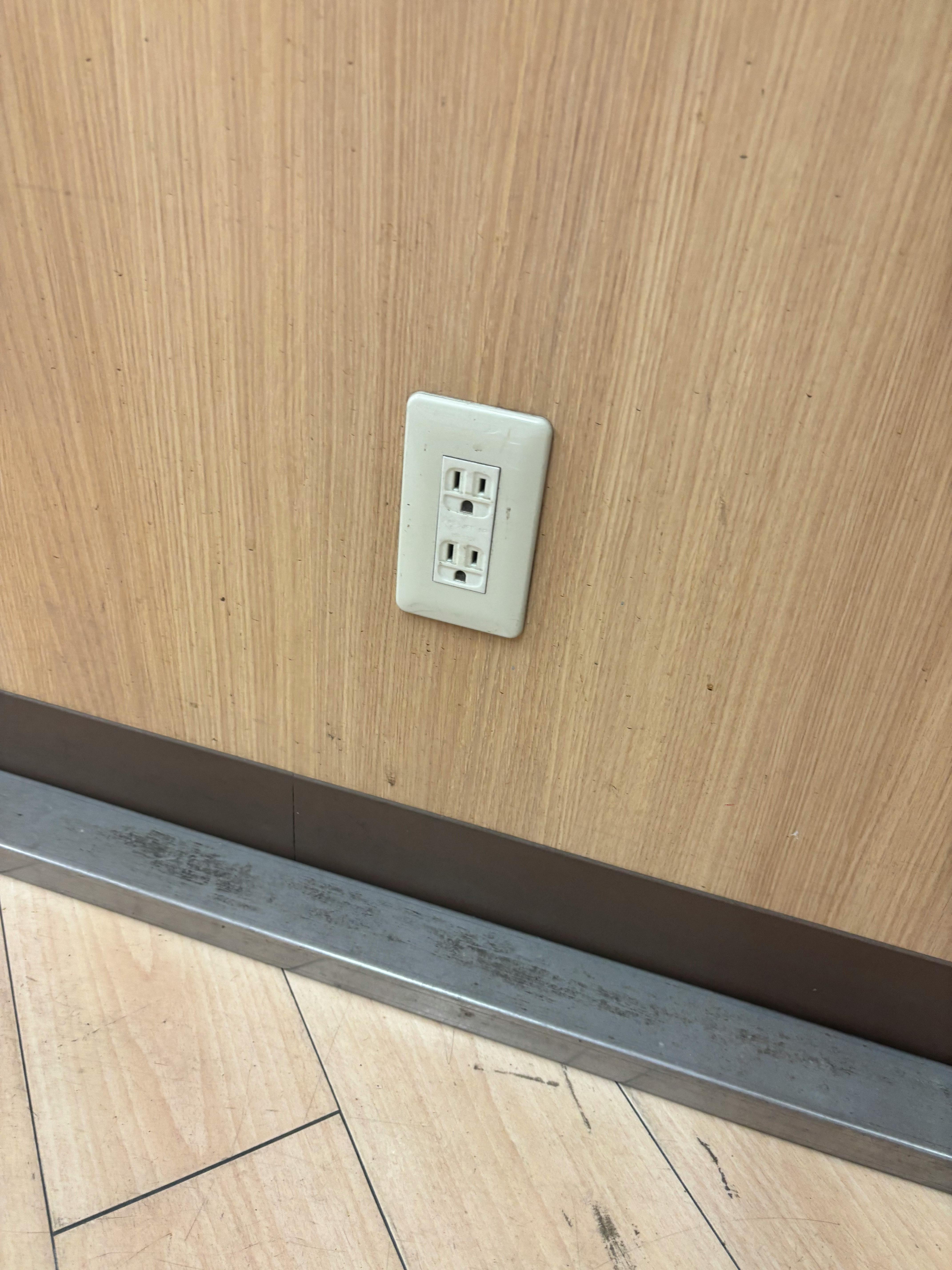 【スーパーまるまつ】プロモーションイベントや物販に最適!地域密着型スーパー入口すぐの屋内風除室スペース