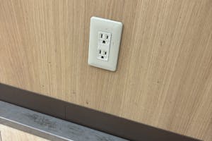 【スーパーまるまつ】プロモーションイベントや物販に最適!地域密着型スーパー入口すぐの屋内風除室スペース