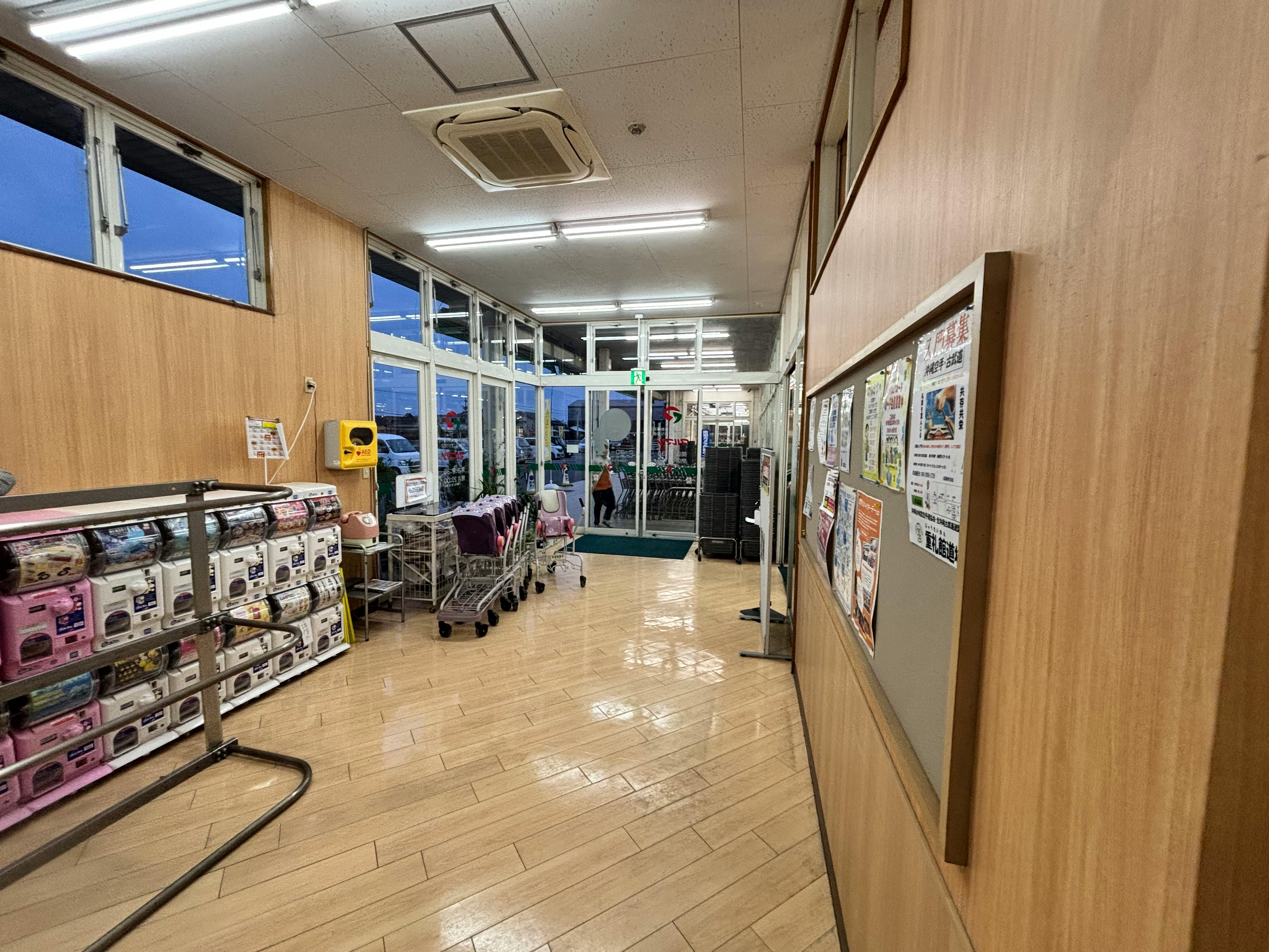 【スーパーまるまつ】プロモーションイベントや物販に最適！地域密着型スーパー入口すぐの屋内風除室スペース