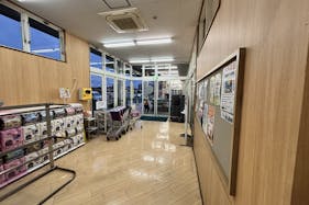 【スーパーまるまつ】プロモーションイベントや物販に最適!地域密着型スーパー入口すぐの屋内風除室スペース