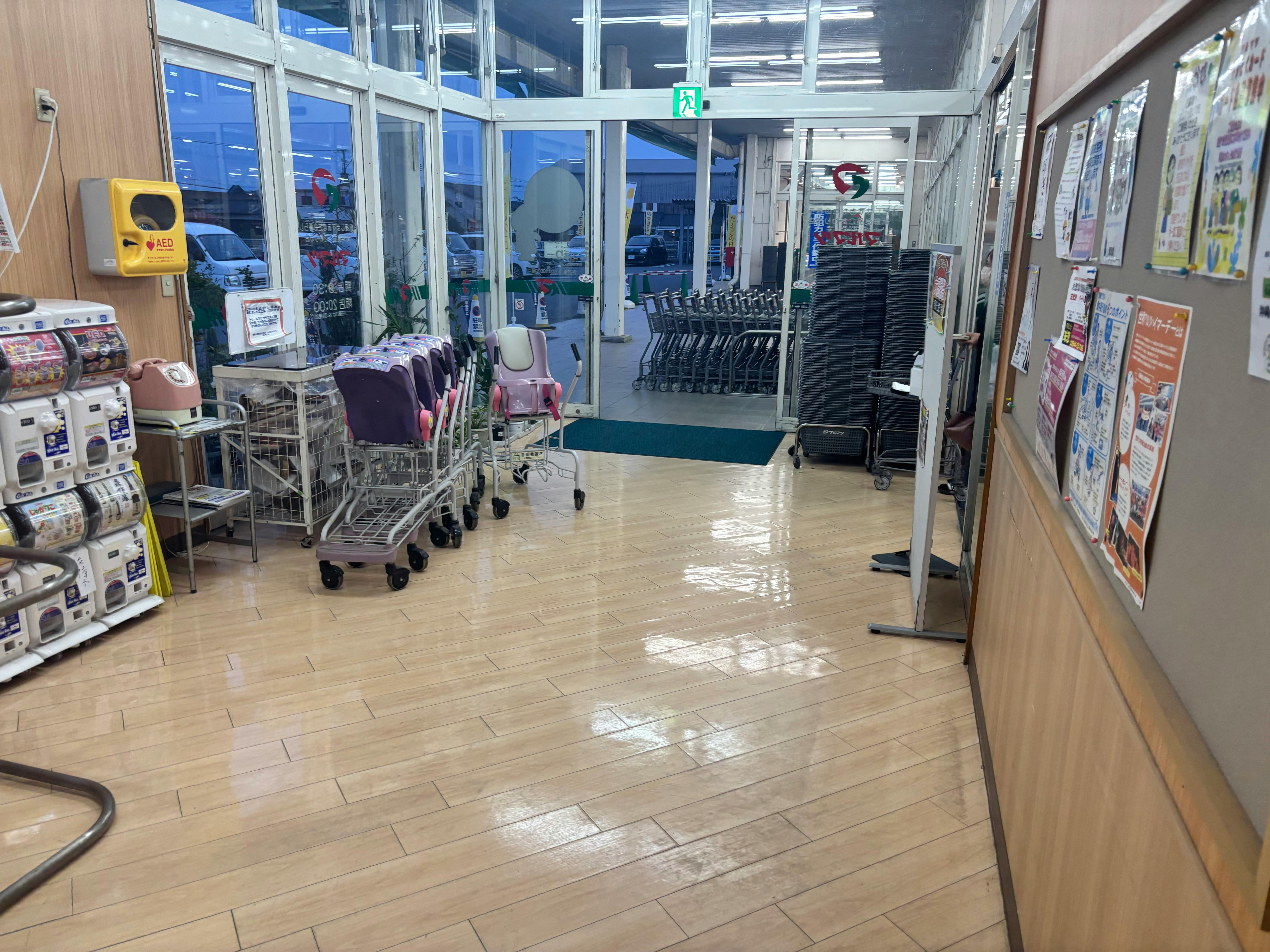 【スーパーまるまつ】プロモーションイベントや物販に最適!地域密着型スーパー入口すぐの屋内風除室スペース