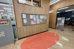 【スーパーまるまつ】プロモーションイベントや物販に最適!地域密着型スーパー入口すぐの屋内風除室スペース
