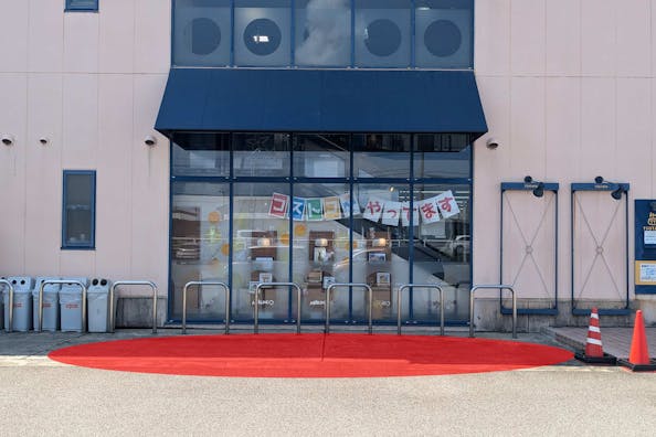 【明文堂TSUTAYA氷見店】キッチンカーや物販に適した入口横のスペース