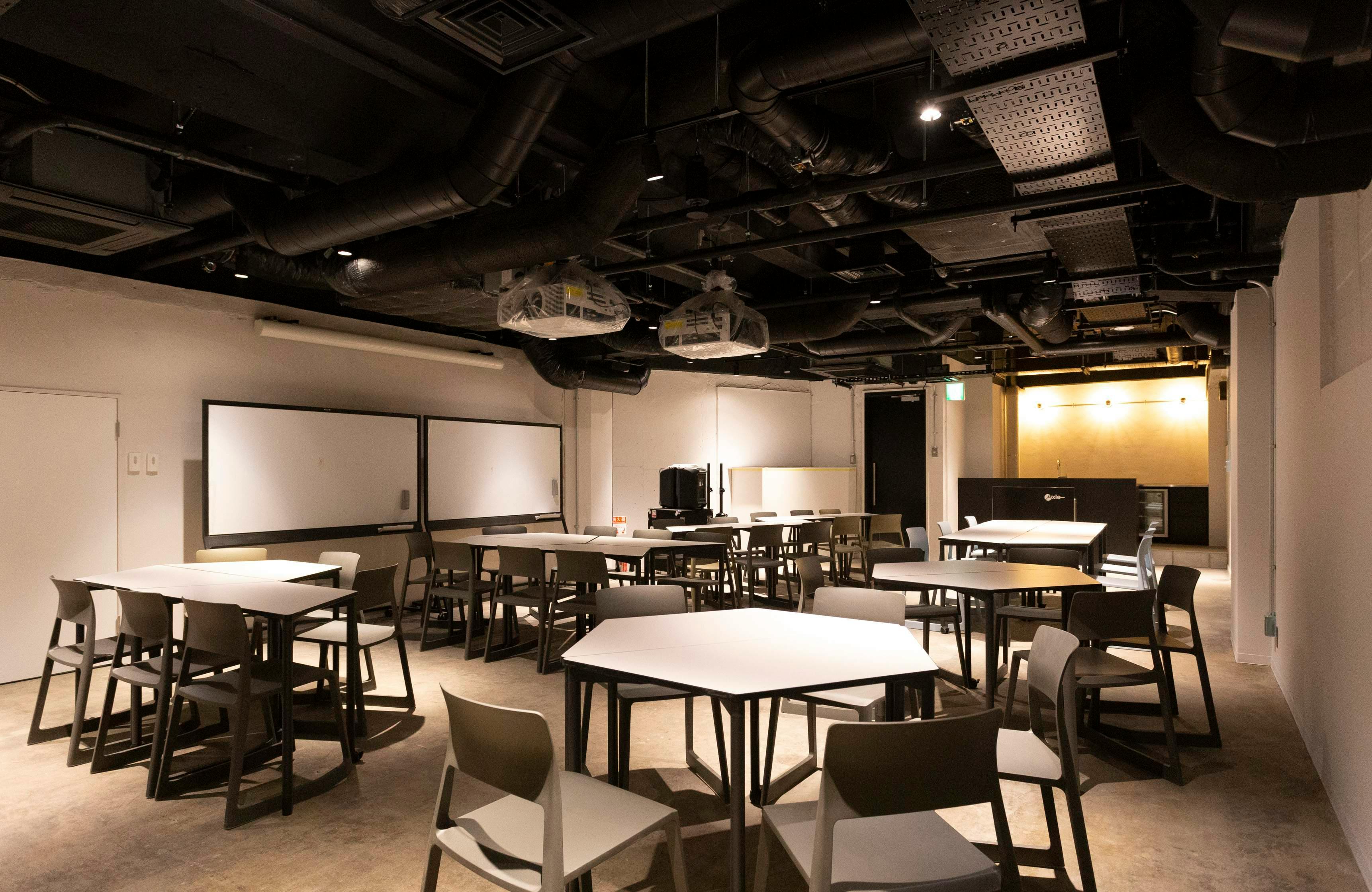 【新御茶ノ水駅2分】ファッション関係の展示会場や撮影などに最適な白壁と打ちっ放しの床を基調とした清潔感のイベントスペース