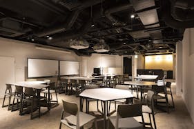 【新御茶ノ水駅2分】ファッション関係の展示会場や撮影などに最適な白壁と打ちっ放しの床を基調とした清潔感のイベントスペース