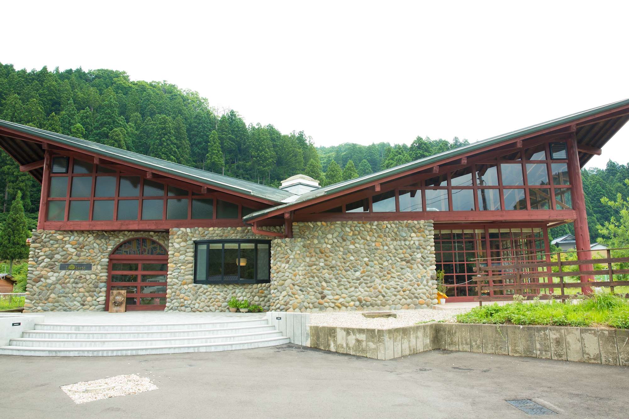 緑に囲まれたイベントスペースです。