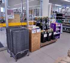 【サンデー秋田御野場店】カウンター前 食物販やプロモーション等の出店に最適なホームセンター店内のイベントスペース