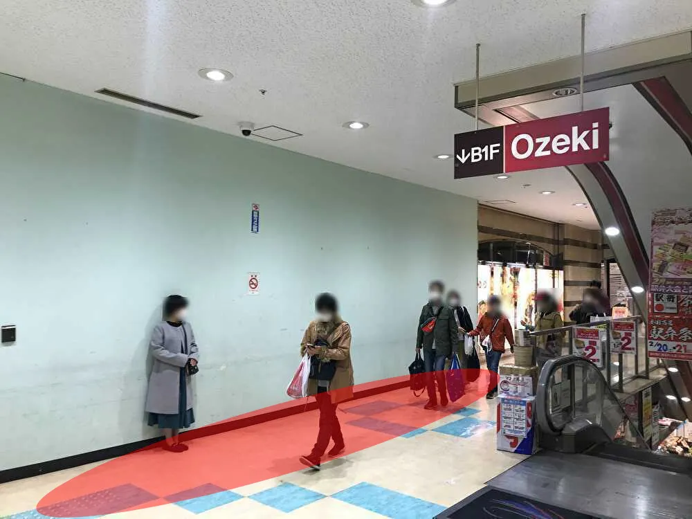 【大森駅前ビル】個包装の食物販やアパレルの販売に最適な大型スーパー入居の駅チカ商業施設の正面入口手前に位置するイベントスペース(間口6M)