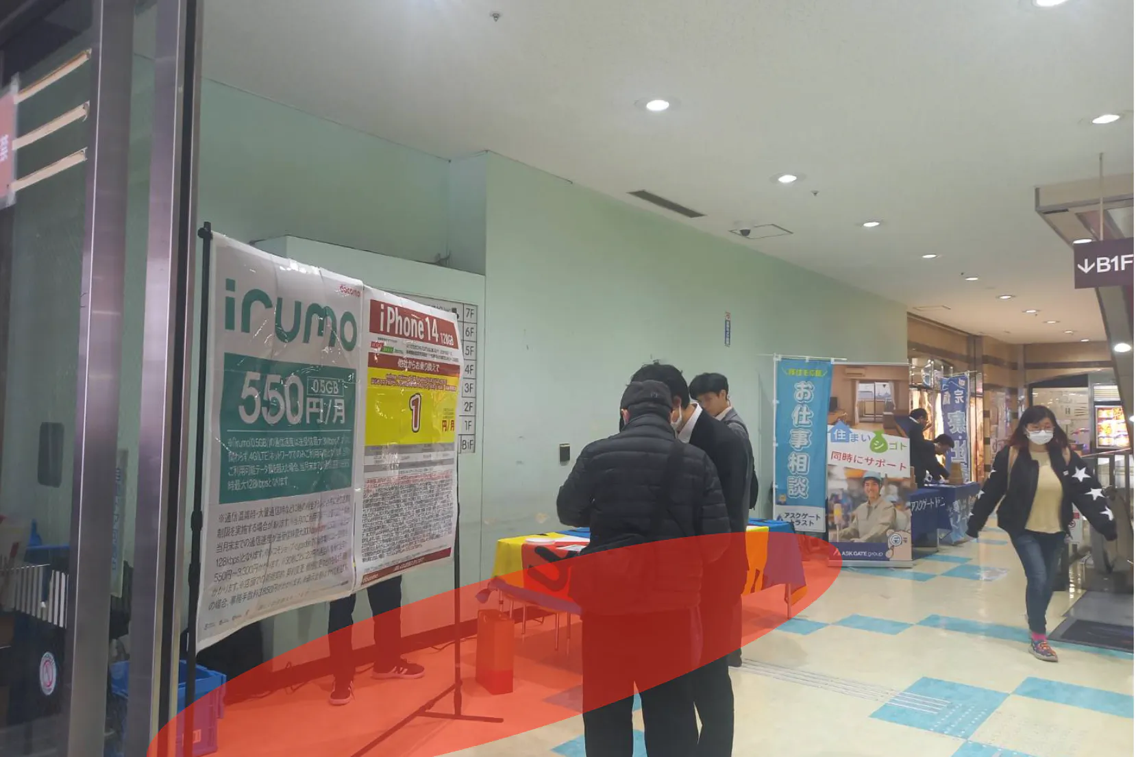 【大森駅前ビル】個包装の食物販やアパレルの販売に最適な大型スーパー入居の駅チカ商業施設の正面入口手前に位置するイベントスペース(間口6M)