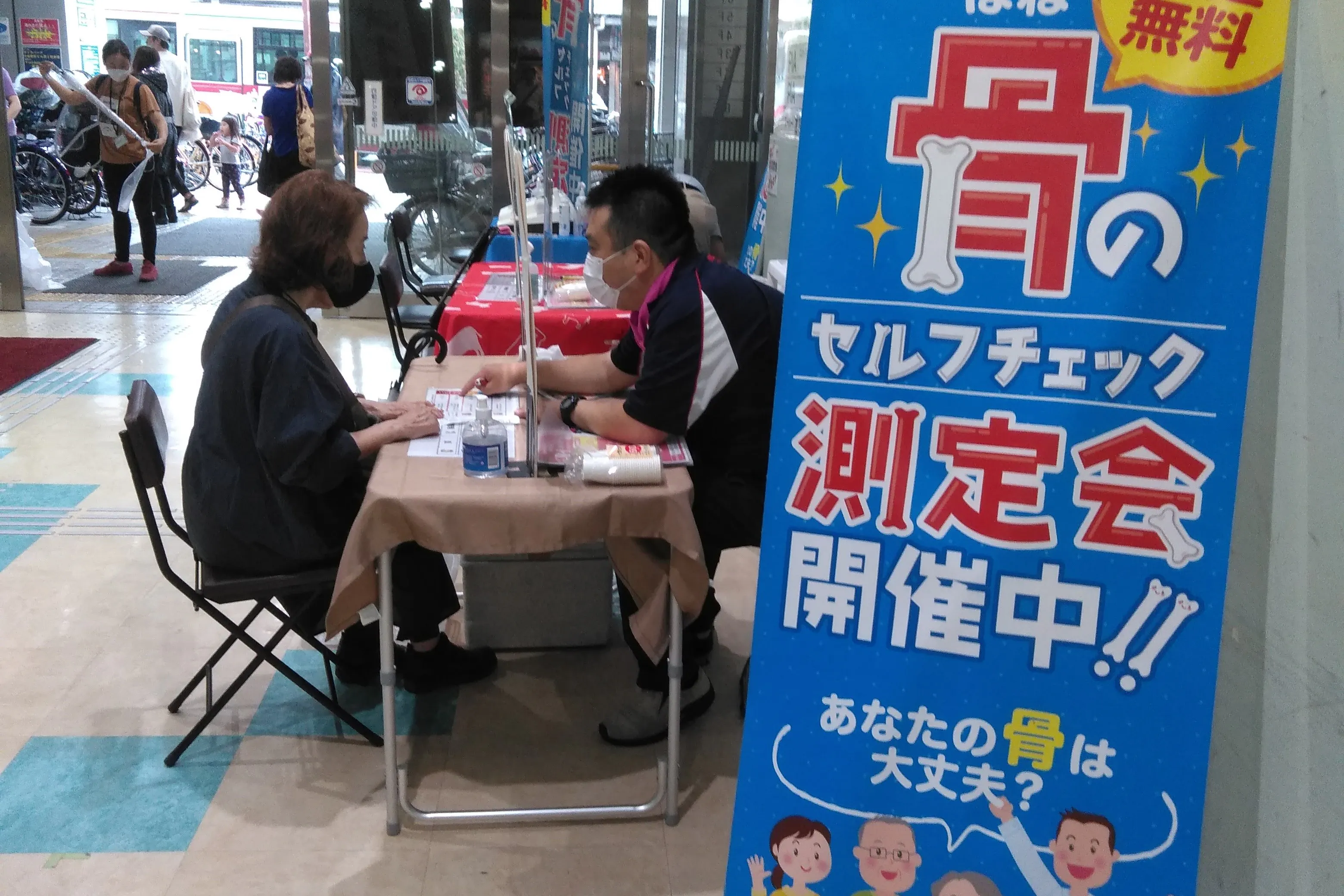 【大森駅前ビル】個包装の食物販やアパレルの販売に最適な大型スーパー入居の駅チカ商業施設の正面入口手前に位置するイベントスペース(間口6M)