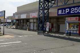 【ミスターマックス 伊勢崎店】風除室外キッチンカースペース(小型) キッチンカーに最適な総合ディスカウントストアの催事イベントスペース