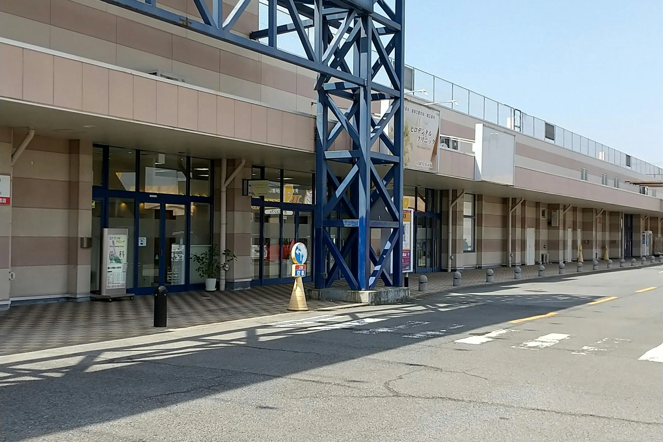 【ミスターマックス 伊勢崎店】風除室外キッチンカースペース(小型) キッチンカーに最適な総合ディスカウントストアの催事イベントスペース