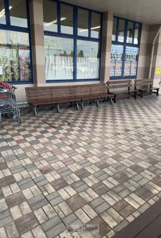 【ミスターマックス 伊勢崎店】風除室外キッチンカースペース（小型） キッチンカーに最適な総合ディスカウントストアの催事イベントスペース