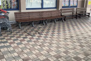 【ミスターマックス 伊勢崎店】風除室外キッチンカースペース(小型) キッチンカーに最適な総合ディスカウントストアの催事イベントスペース