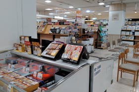 【イオン新潟東店】各種プロモーションや物販、食物販のポップアップストアに最適な1F サービスカウンター前のイベントスペース