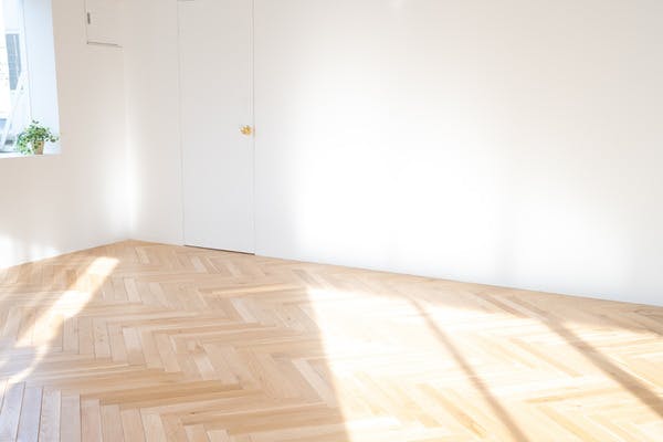 【外苑前駅8分】ロケや撮影に最適な自然光の入る白壁が特徴的な都心のスタジオスペース