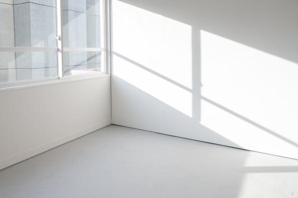 【外苑前駅8分】ロケや撮影に最適な自然光の入る白壁が特徴的な都心のスタジオスペース