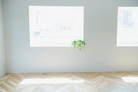 【外苑前駅8分】ロケや撮影に最適な自然光の入る白壁が特徴的な都心のスタジオスペース