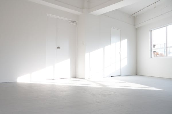 【外苑前駅8分】ロケや撮影に最適な自然光の入る白壁が特徴的な都心のスタジオスペース