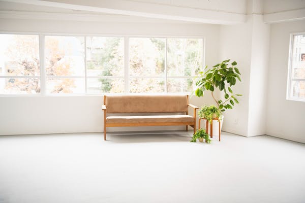 【外苑前駅8分】ロケや撮影に最適な自然光の入る白壁が特徴的な都心のスタジオスペース