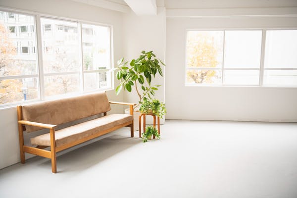 【外苑前駅8分】ロケや撮影に最適な自然光の入る白壁が特徴的な都心のスタジオスペース