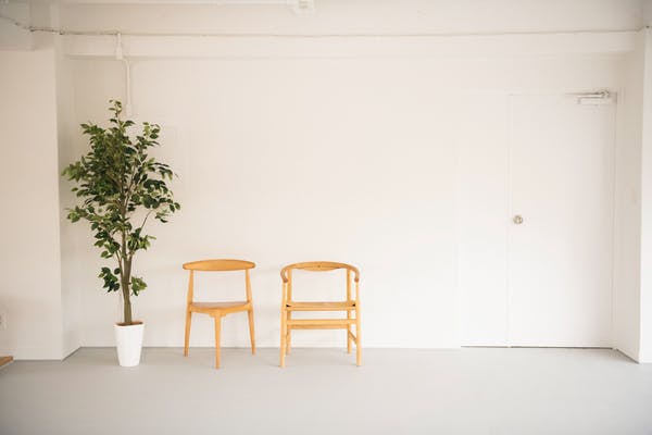 【外苑前駅8分】ロケや撮影に最適な自然光の入る白壁が特徴的な都心のスタジオスペース