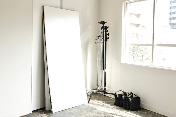 【外苑前駅8分】ロケや撮影に最適な自然光の入る白壁が特徴的な都心のスタジオスペース