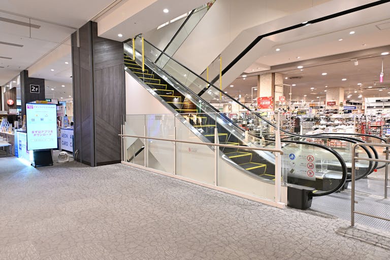 【イオンモール長久手】南エスカレーター横(クローブ前)の画像1