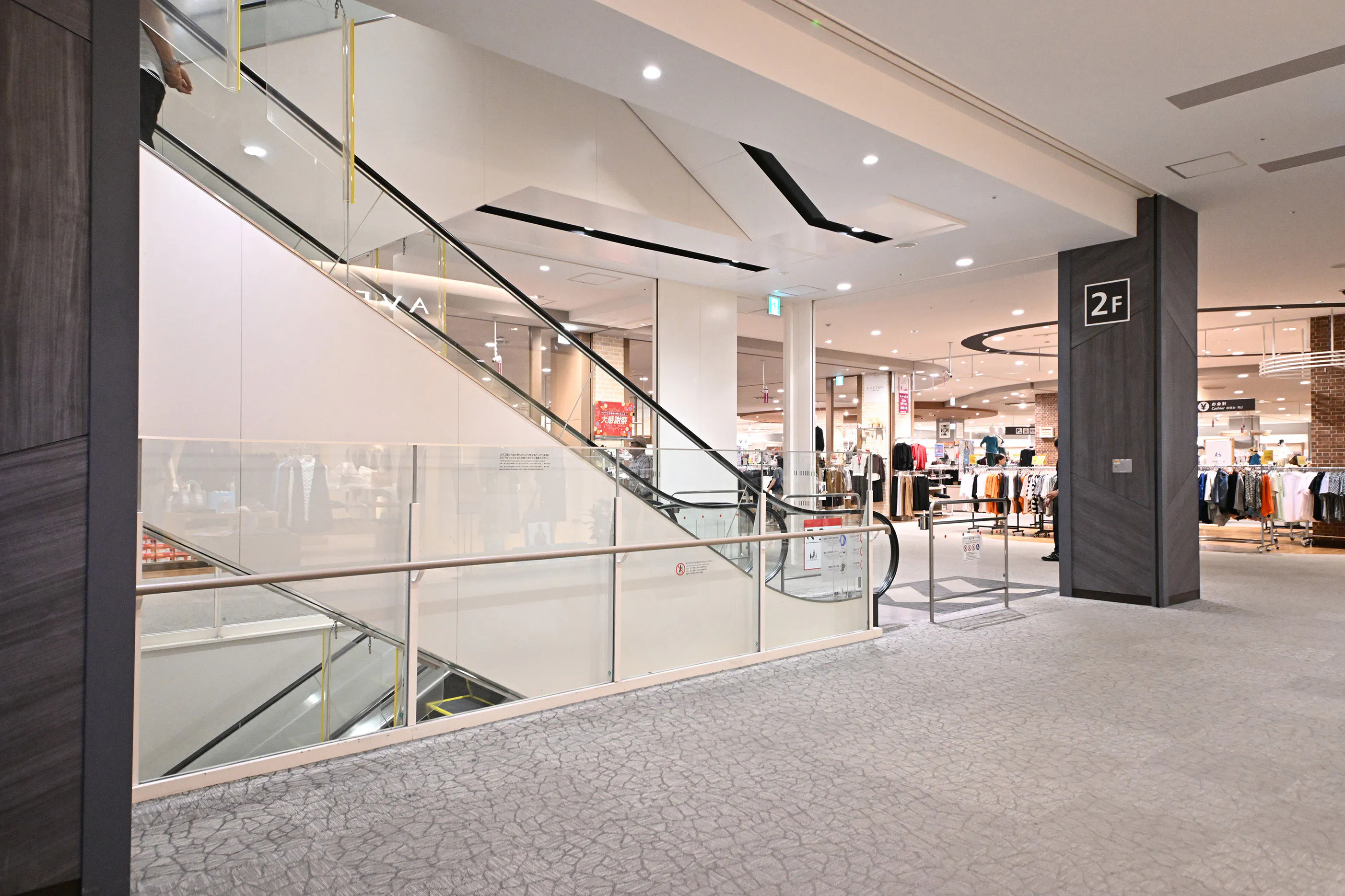 【イオンモール長久手】南エスカレーター横(クローブ前)