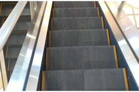 【イオンモール広島府中】モール内広告 エスカレーター(足元レール・側面)