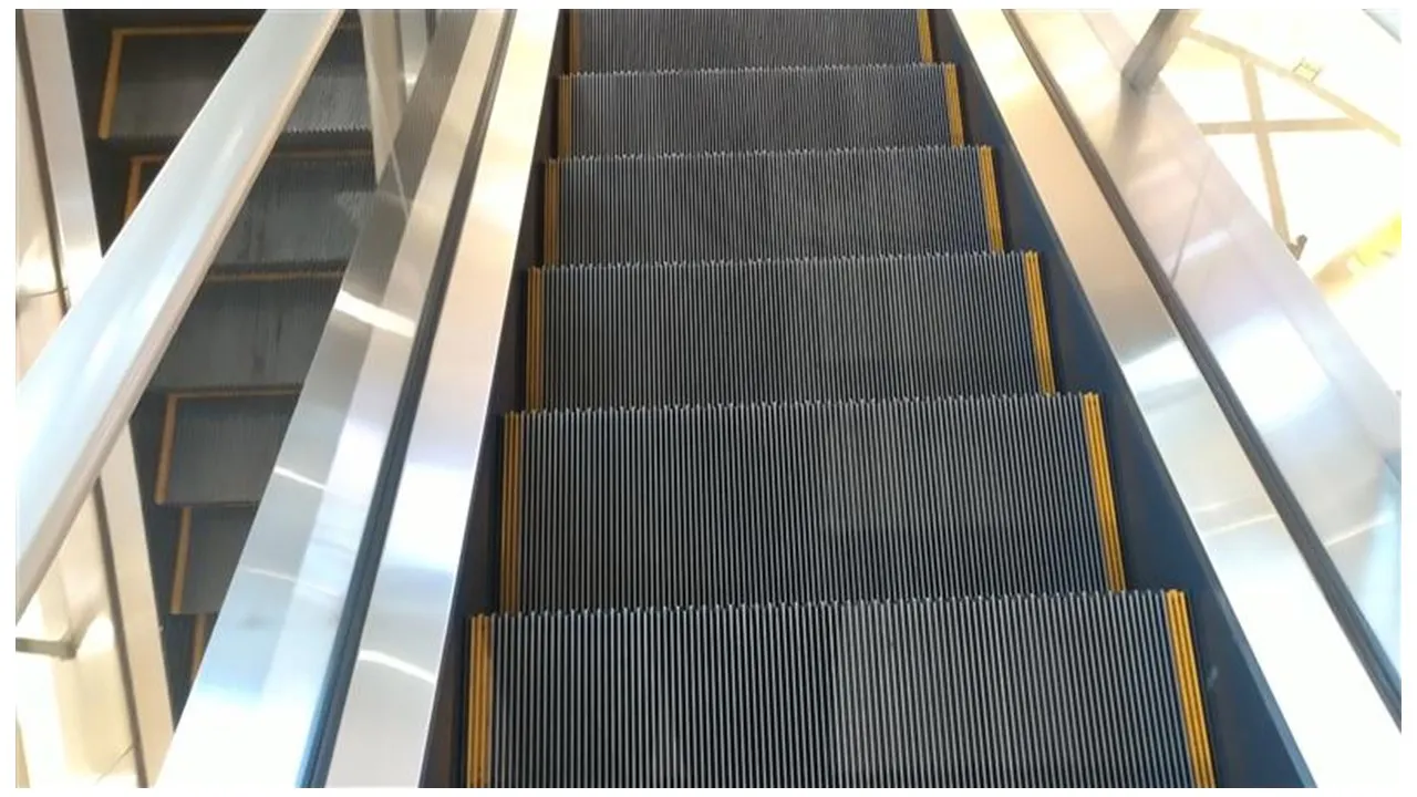 【イオンモール広島府中】モール内広告 エスカレーター（足元レール・側面）の画像