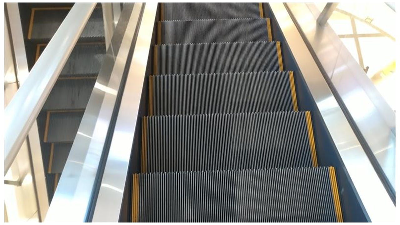 【イオンモール広島府中】モール内広告 エスカレーター（足元レール・側面）の画像