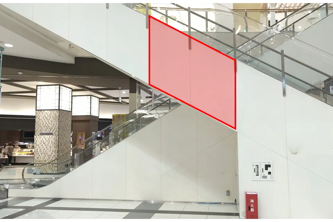 【イオンモール広島府中】モール内広告 エスカレーター(足元レール・側面)