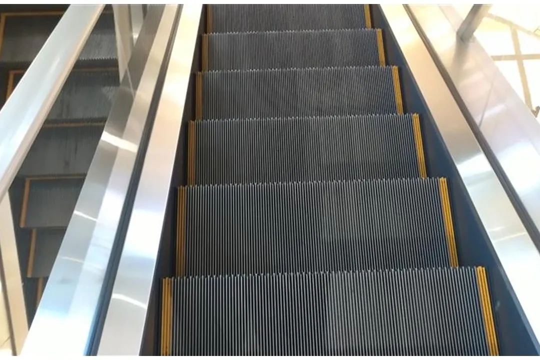 【イオンモール広島府中】モール内広告 エスカレーター(足元レール・側面)