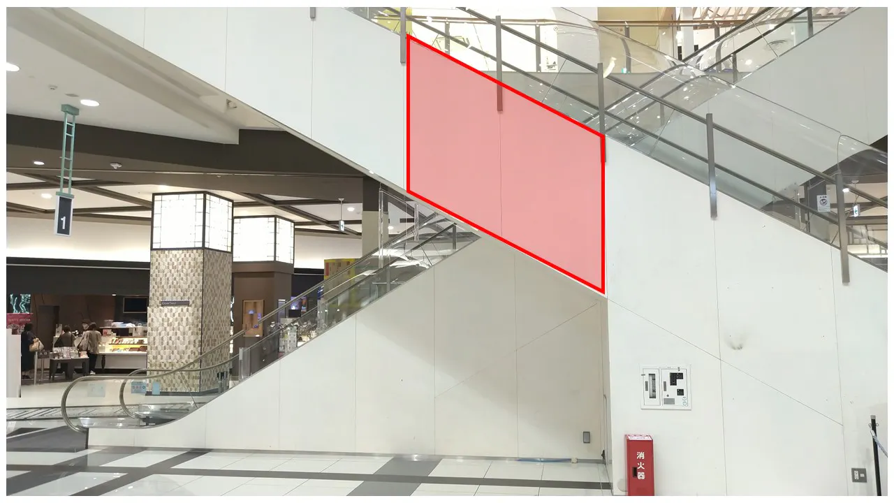 【イオンモール広島府中】モール内広告 エスカレーター（足元レール・側面）