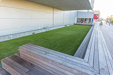 【デックス東京ビーチ】「シーサイド広場」音楽イベントや屋外教室などに利用可能な、メインフロアの芝生広場スペース