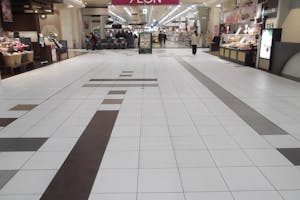 【イオンモール四日市北】各種プロモーションや物販、食物販のポップアップストアに最適な1階久世福商店前のイベントスペース