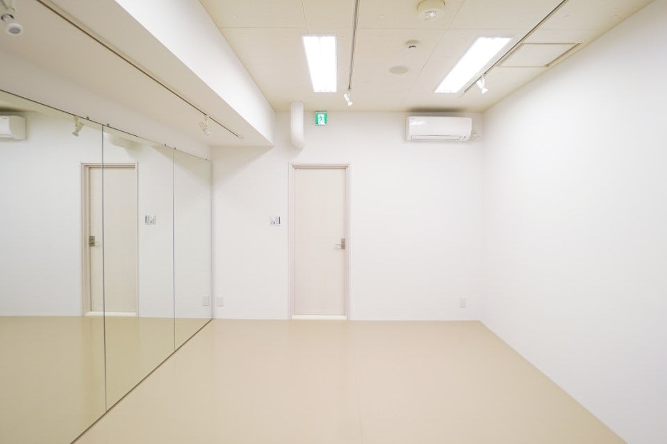 【渋谷駅3分】少人数に最適！プライベート感のあるシンプルなレンタルスタジオ