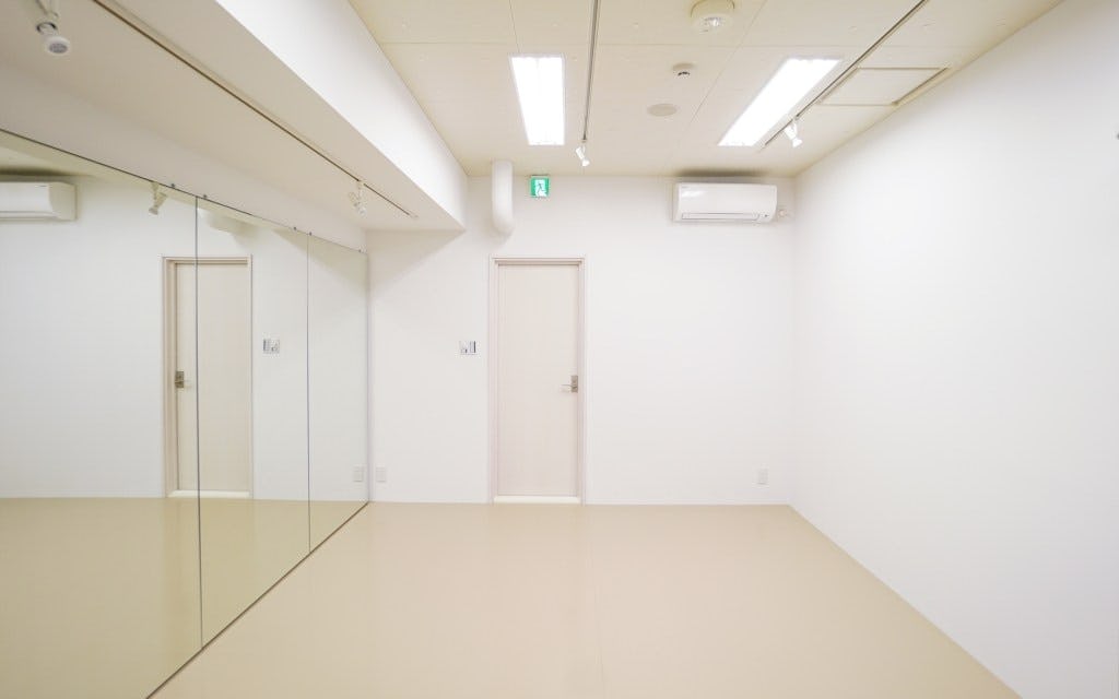 【渋谷駅3分】少人数に最適！プライベート感のあるシンプルなレンタルスタジオ