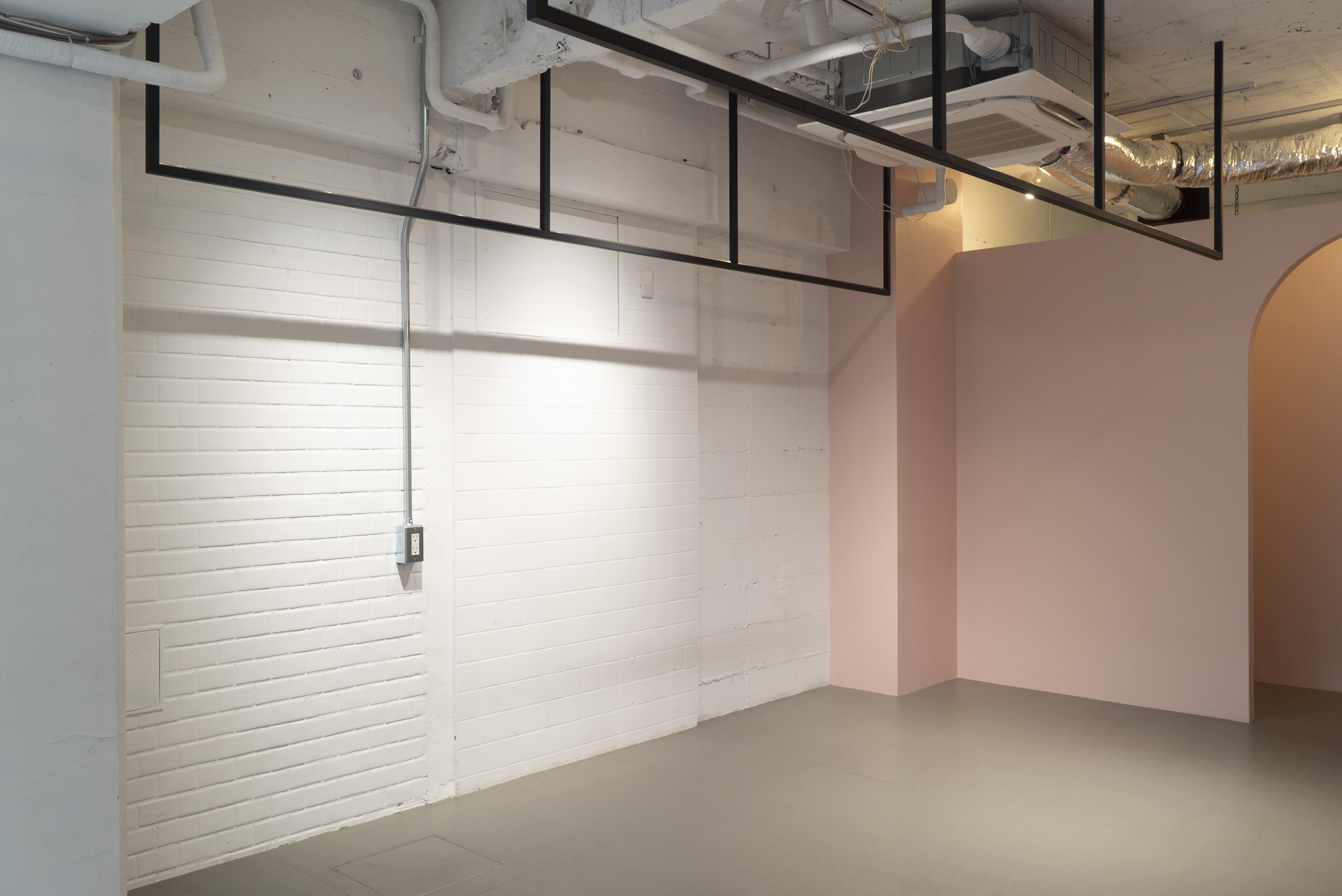 【表参道駅9分】展示会やポップアップに最適！骨董通り沿いの白基調な1F路面スペース