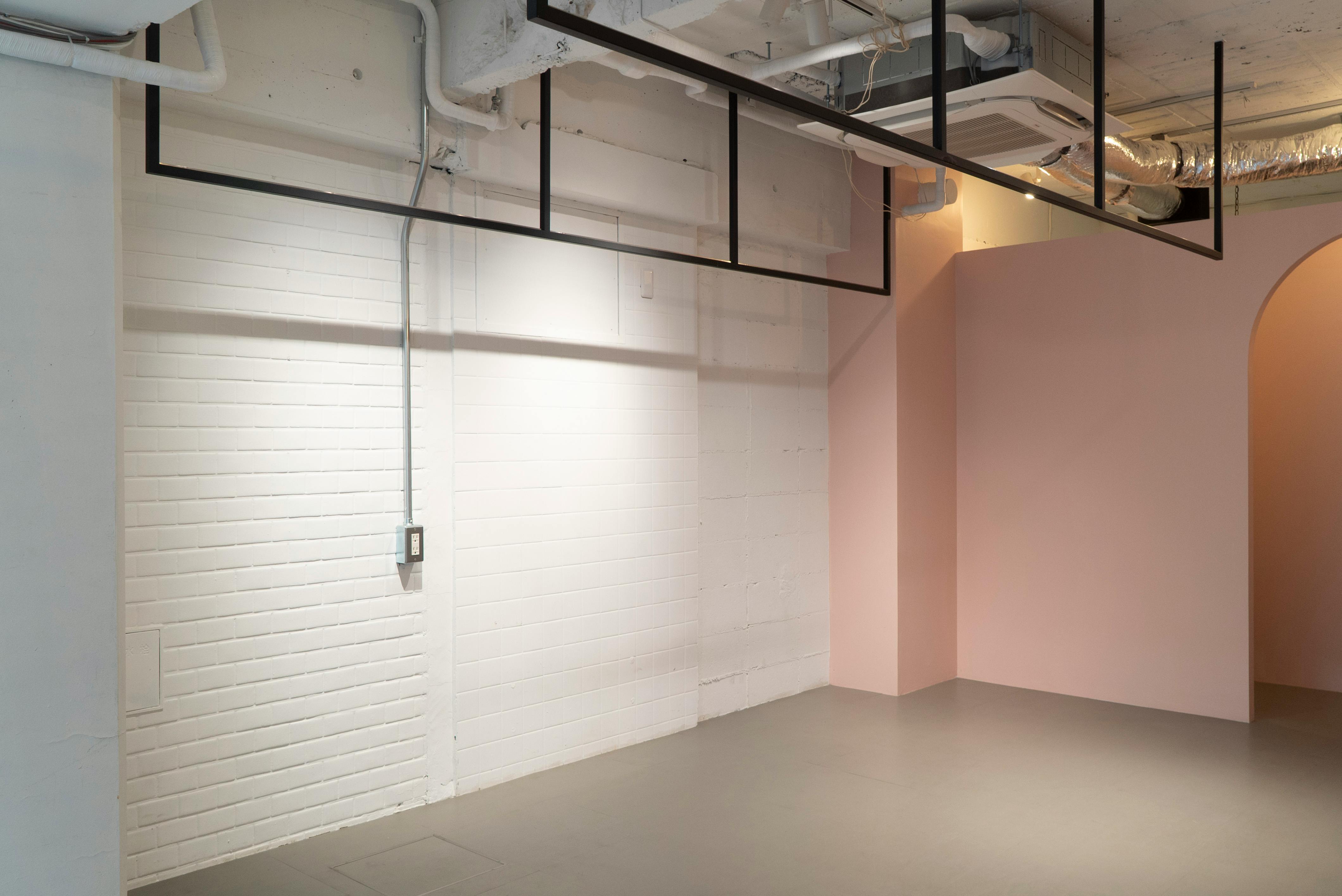 【表参道駅9分】展示会やポップアップに最適！骨董通り沿いの白基調な1F路面スペース