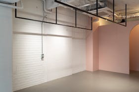 【表参道駅9分】展示会やポップアップに最適!骨董通り沿いの白基調な1F路面スペース