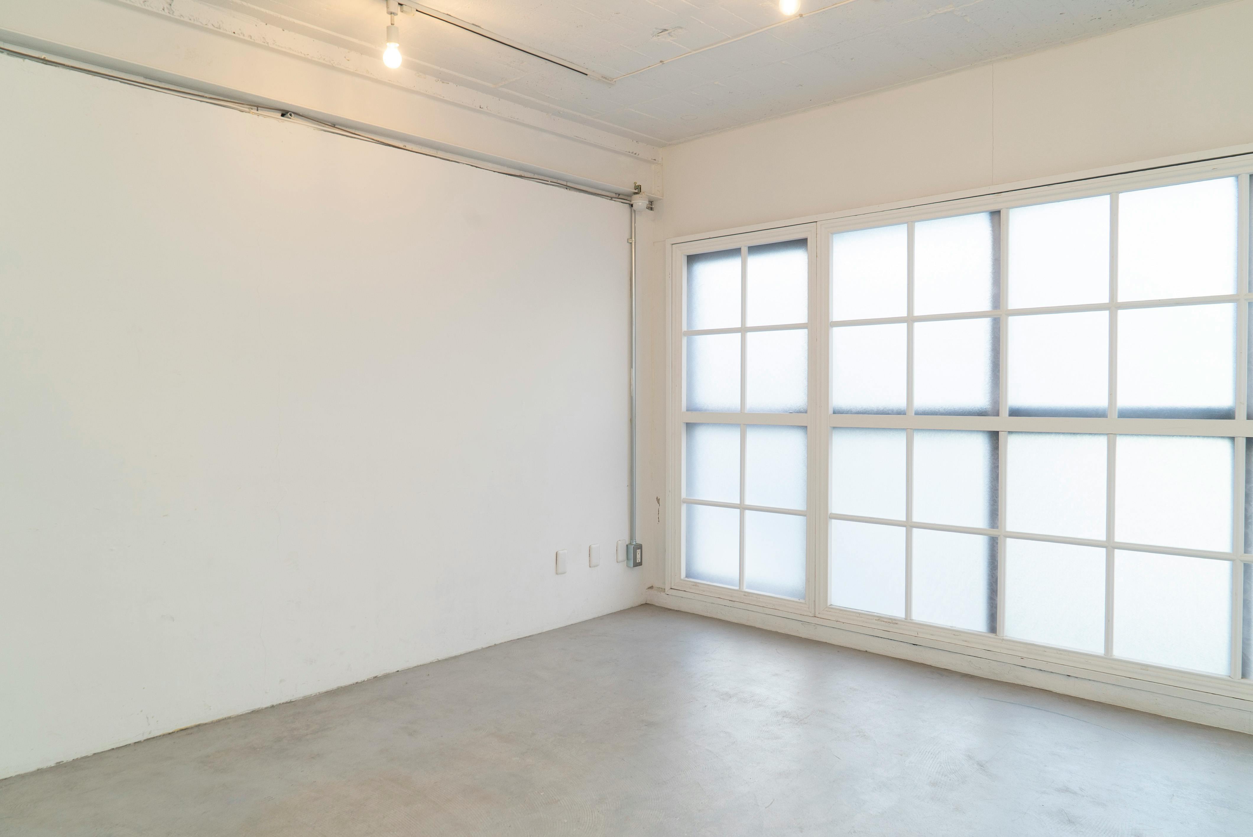 【表参道駅9分】展示会やポップアップに最適!骨董通り沿いの白基調な1F路面スペース